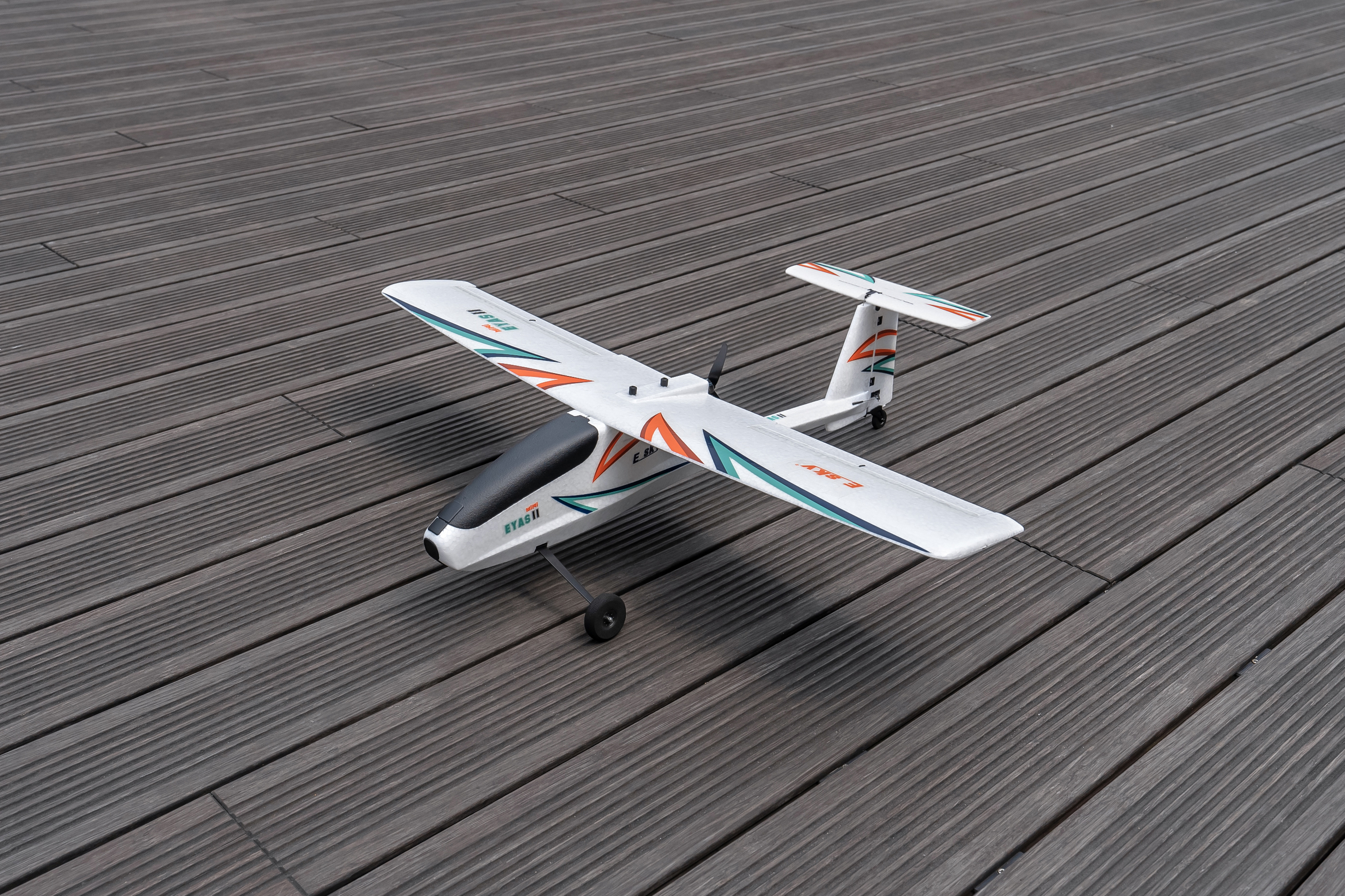 [公园机]Mini 雏鹰 II: 220g  翼展750mm 4寸3叶桨 单机版